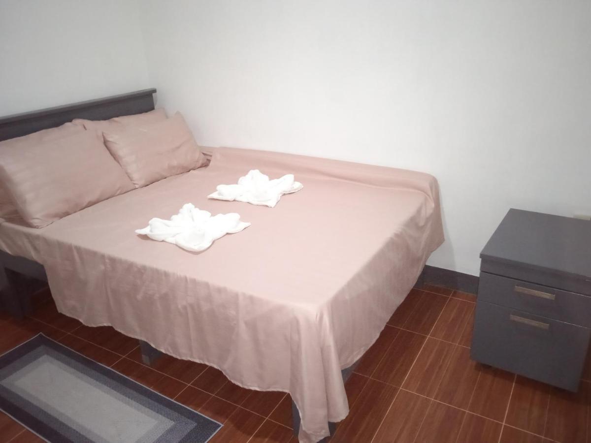 Sarah'S Garden Bnb & Spa Bed & Breakfast Clarin  Exterior photo