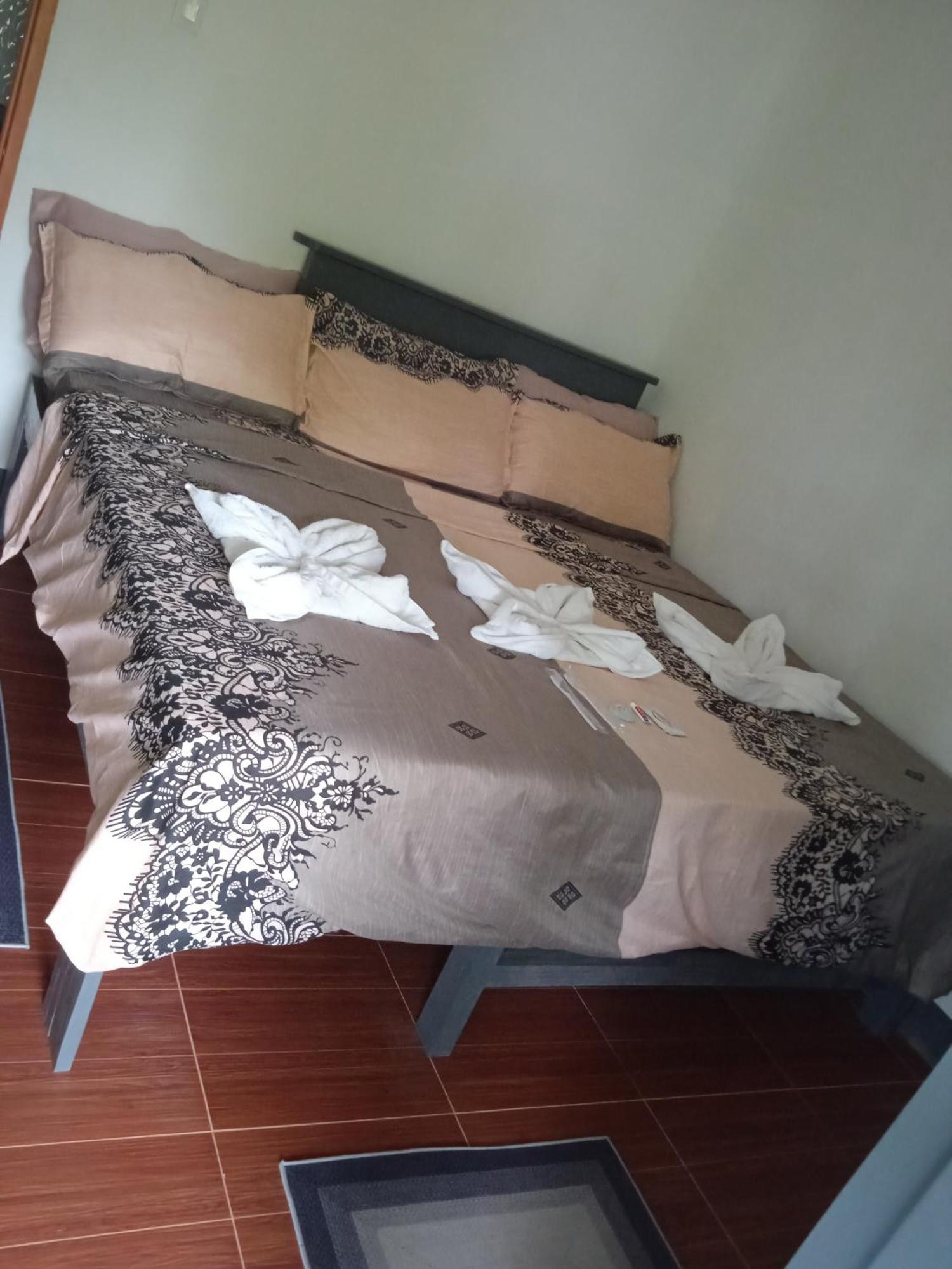 Sarah'S Garden Bnb & Spa Bed & Breakfast Clarin  Exterior photo